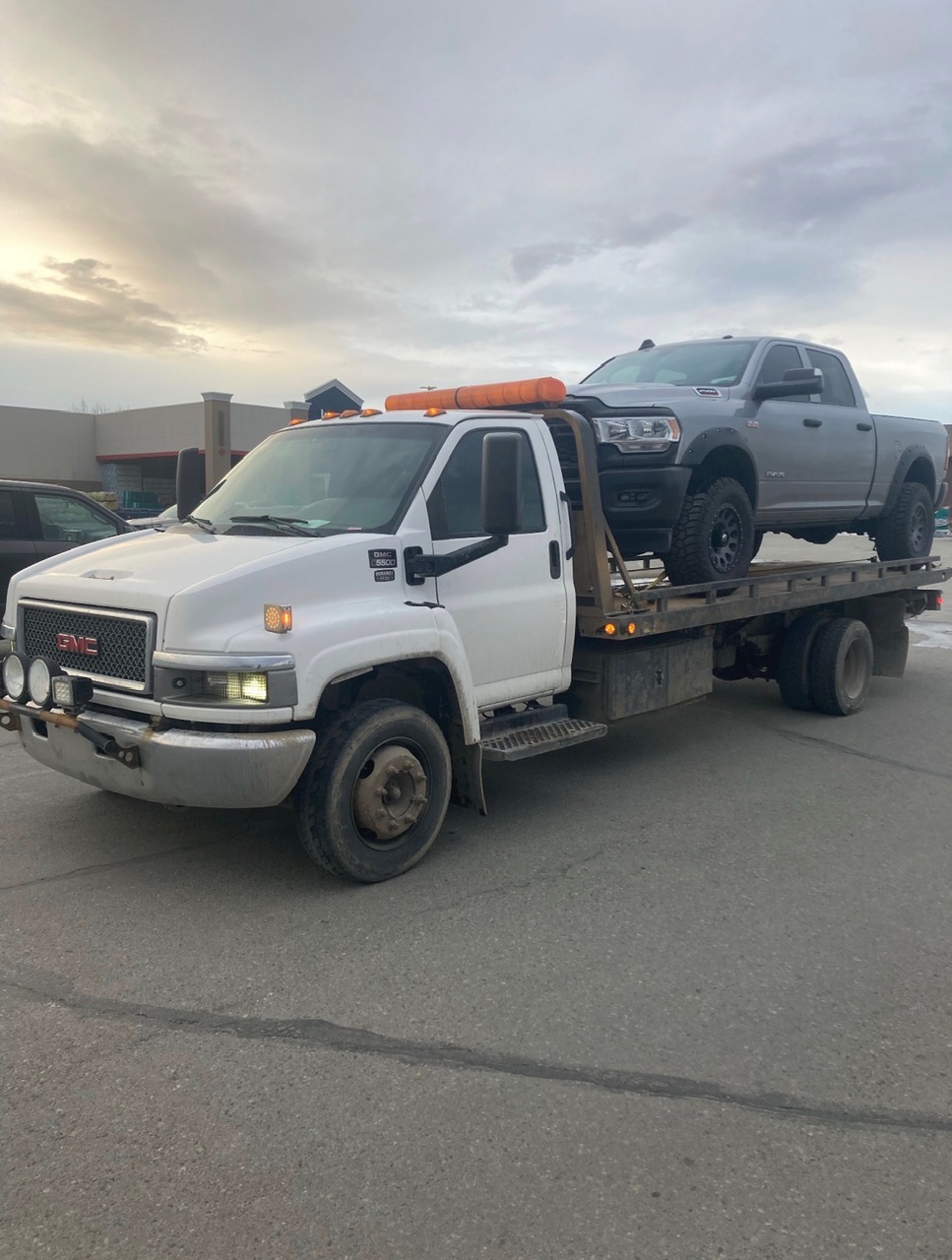 Heavy duty towing with a truck loaded on a flatbed